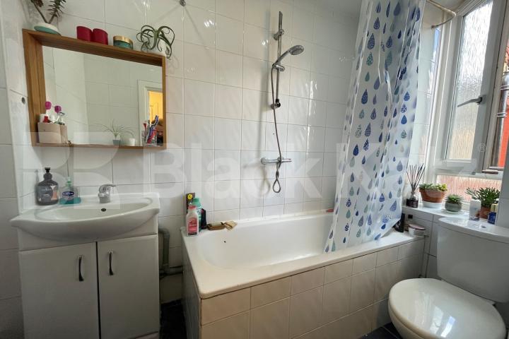 Located moments from London Bridge, Borough and The River Thames Whites Grounds, London Bridge